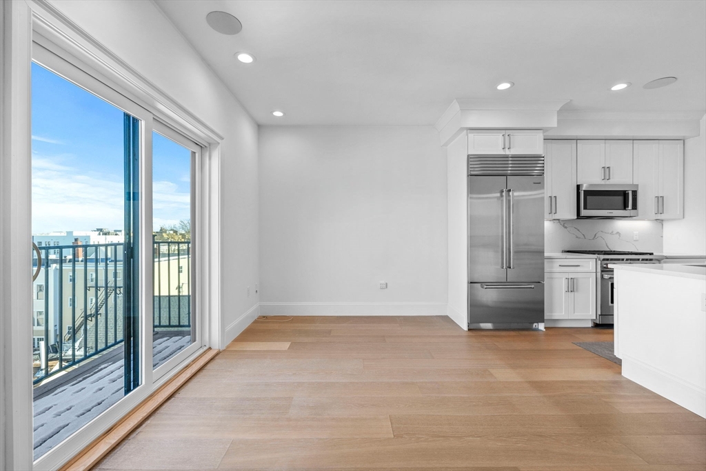 258-260 W 3rd St # 3B