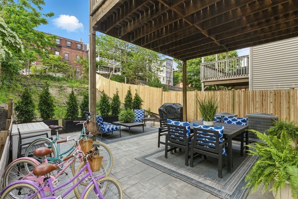 782 E 4th St