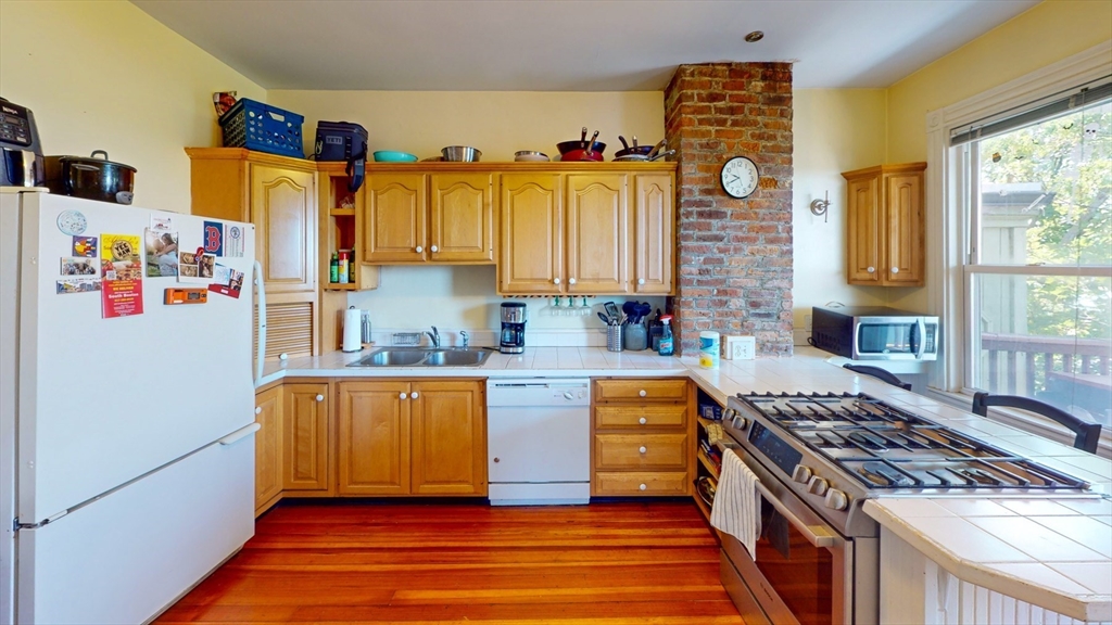 399 E 7th St # 3