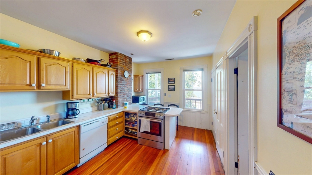 399 E 7th St # 3