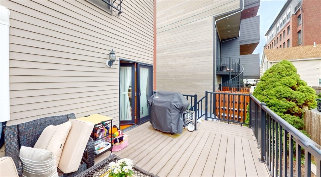 4 Kemble Pl Unit: SFR