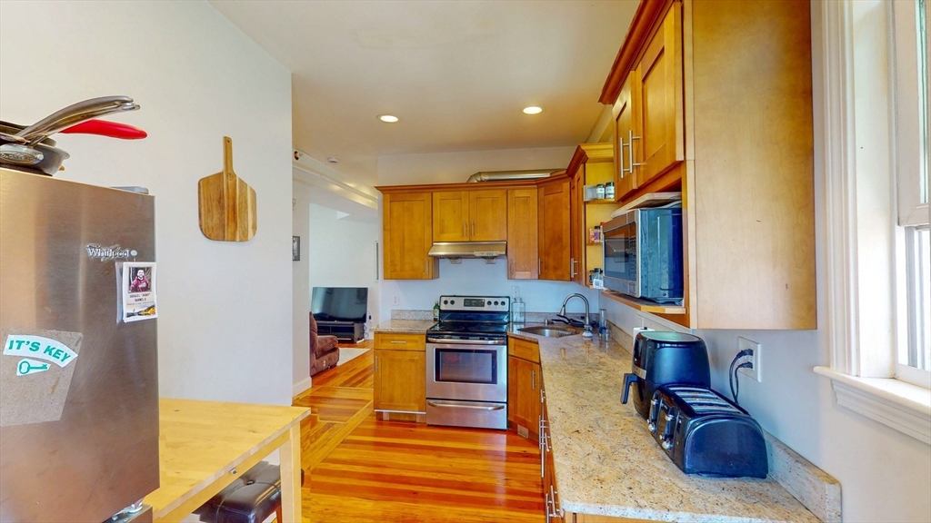 16 Carpenter St # 2