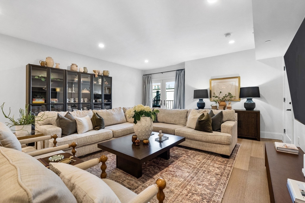 258-260 W 3rd St # 1