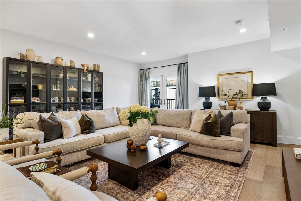 258-260 W 3rd St # 1