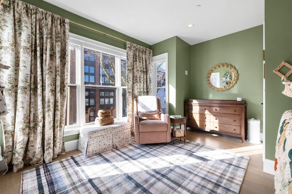 258-260 W 3rd St # 1