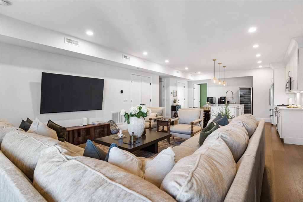 258-260 W 3rd St # 1