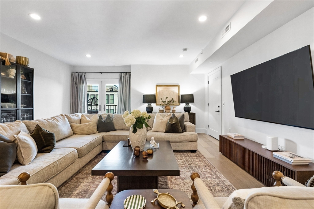 258-260 W 3rd St # 1