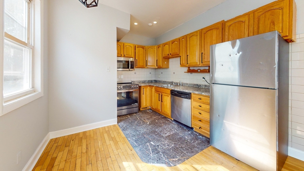 5 Sutton St # 3A