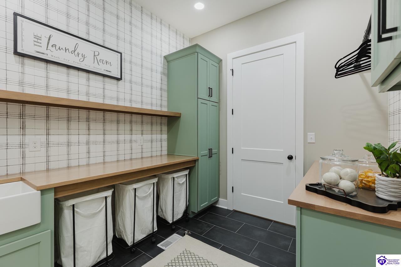 2045 W Rhudes Creek Road