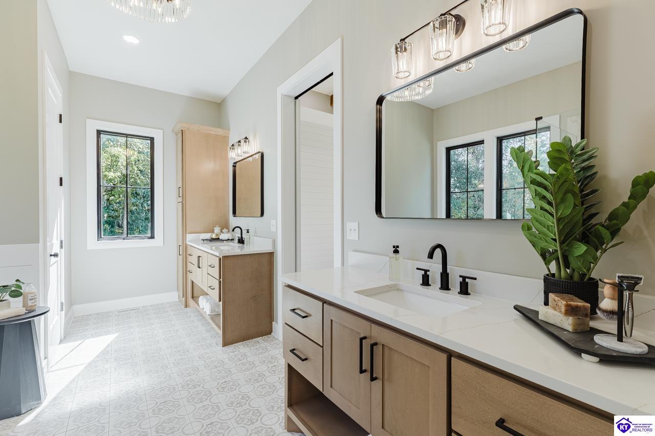 2045 W Rhudes Creek Road