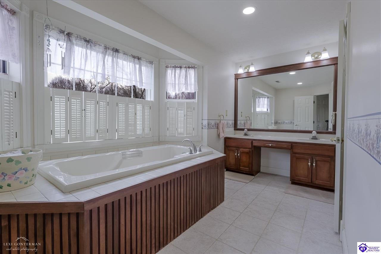 7 Oakwood Court