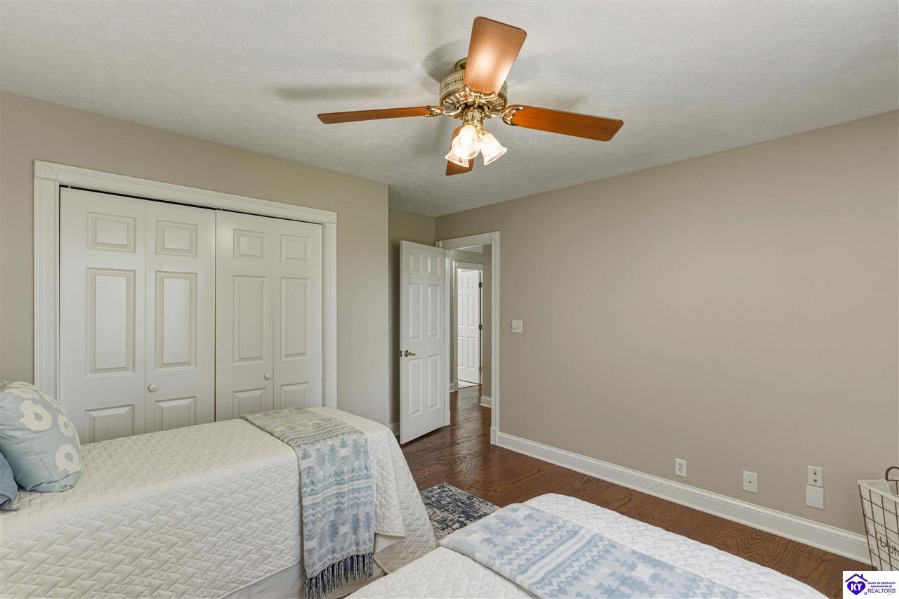 7 Oakwood Court