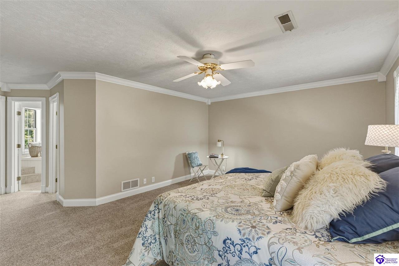 7 Oakwood Court