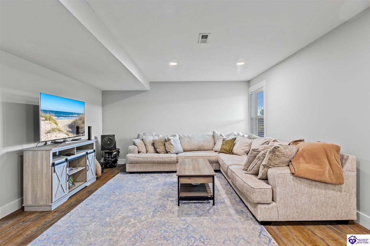 212 Elegance Way