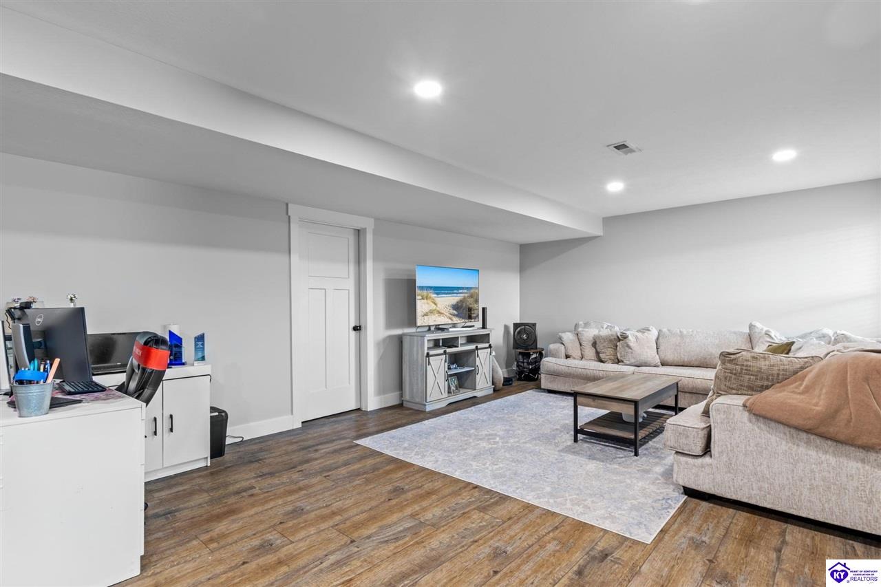 212 Elegance Way