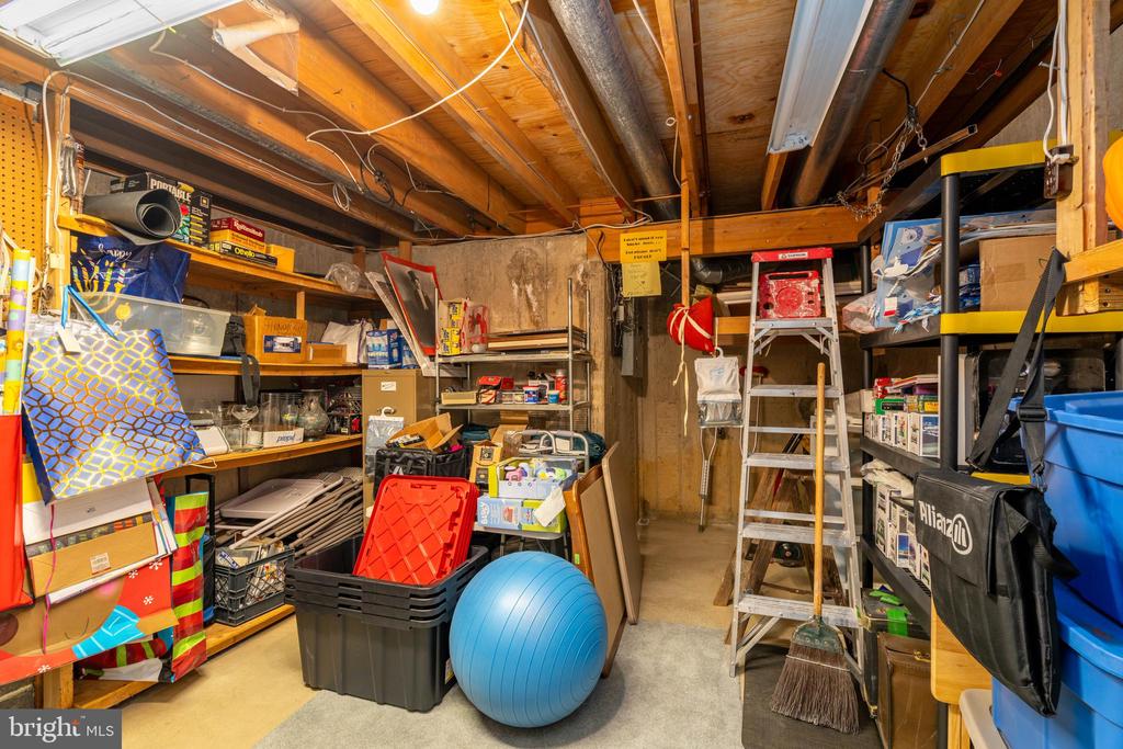 16 Greensward Ln