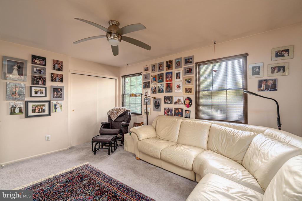16 Greensward Ln