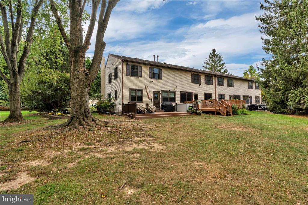 16 Greensward Ln