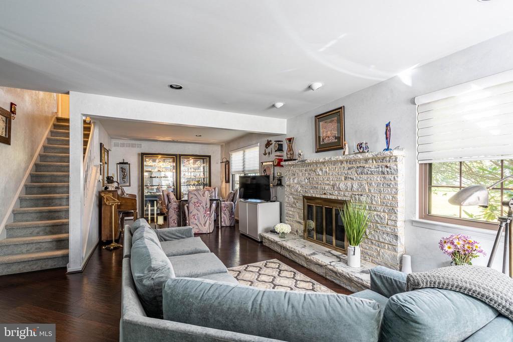 16 Greensward Ln