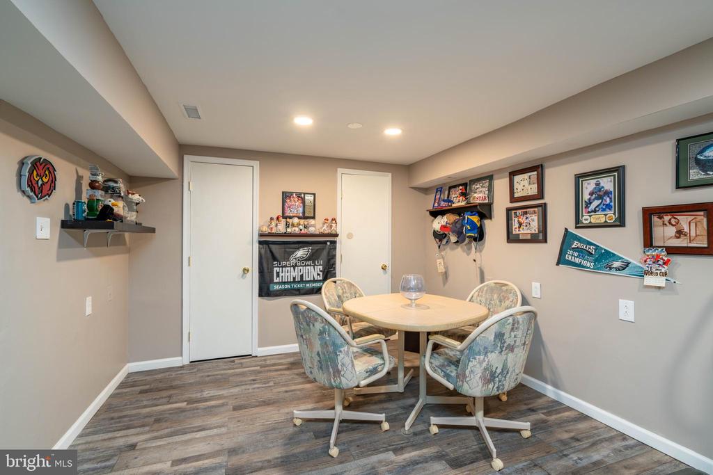 16 Greensward Ln