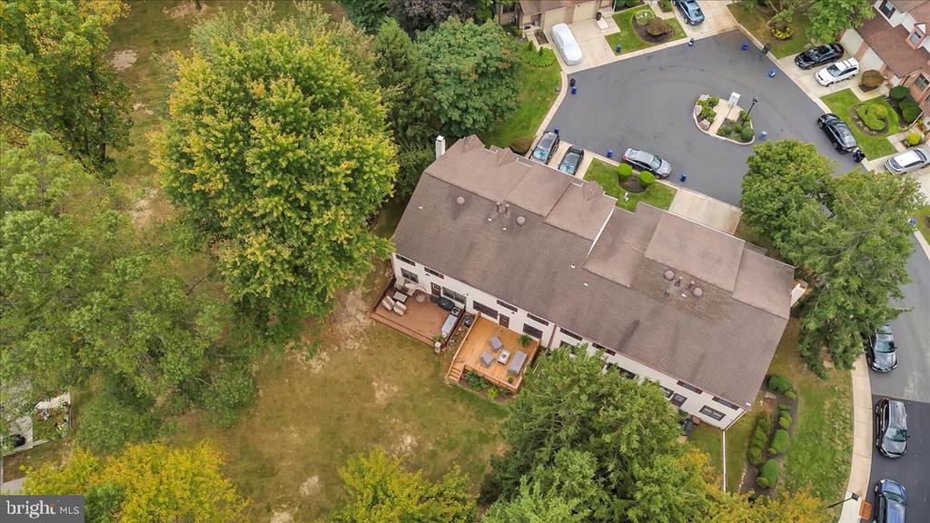 16 Greensward Ln