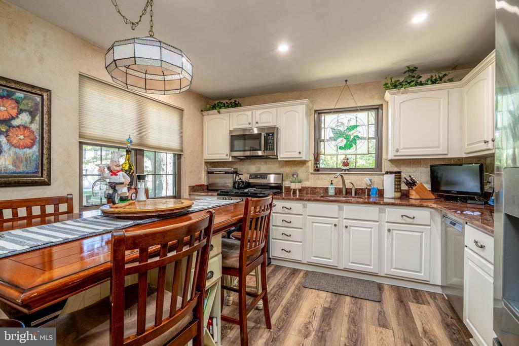 16 Greensward Ln