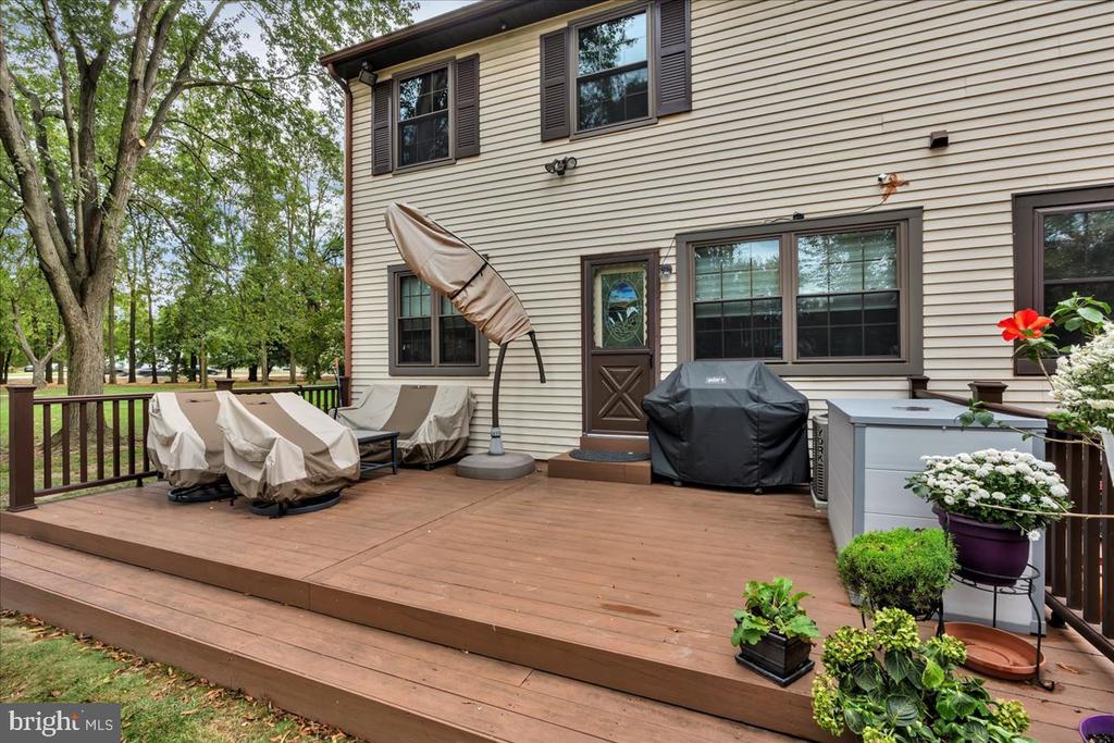 16 Greensward Ln