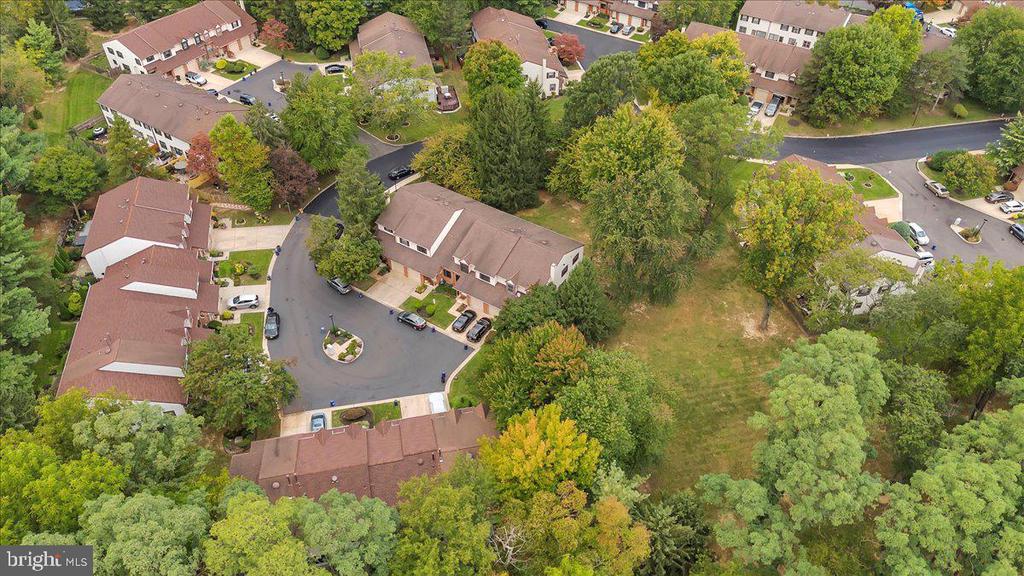 16 Greensward Ln