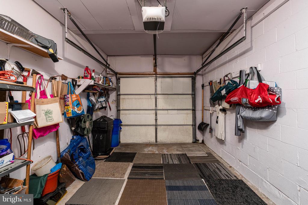 16 Greensward Ln