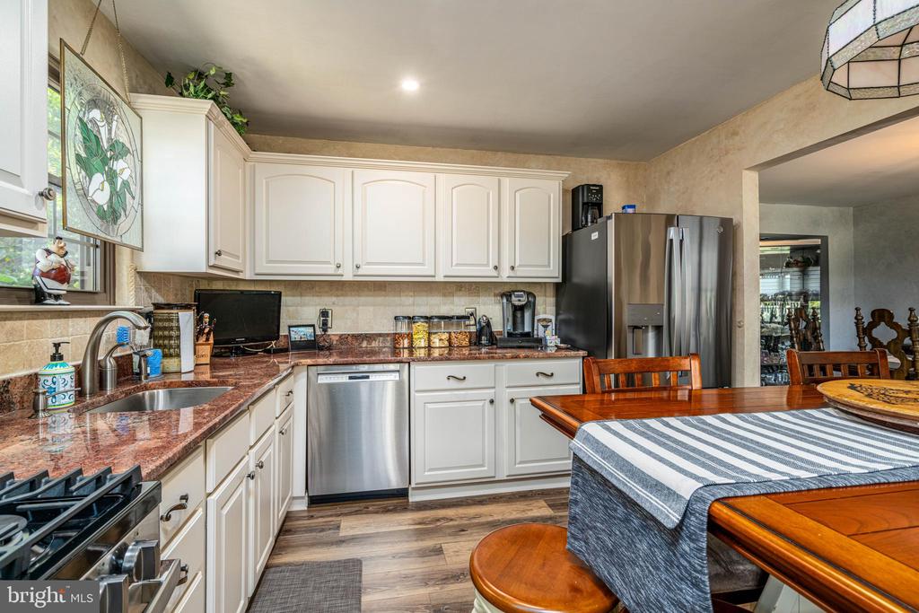 16 Greensward Ln