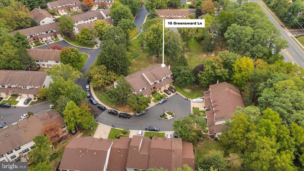 16 Greensward Ln