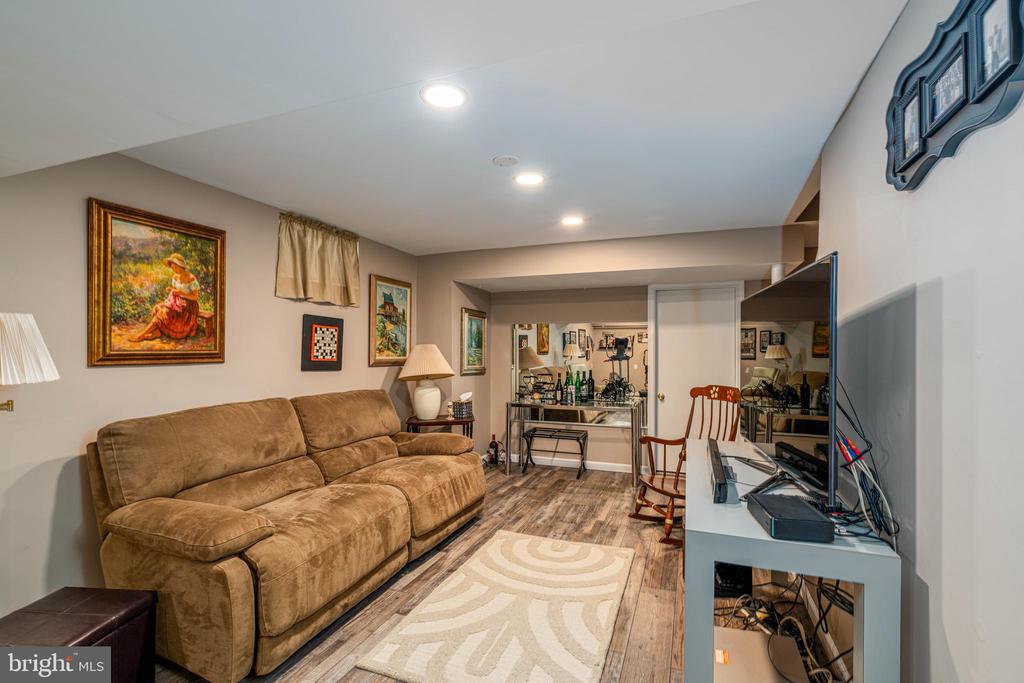 16 Greensward Ln