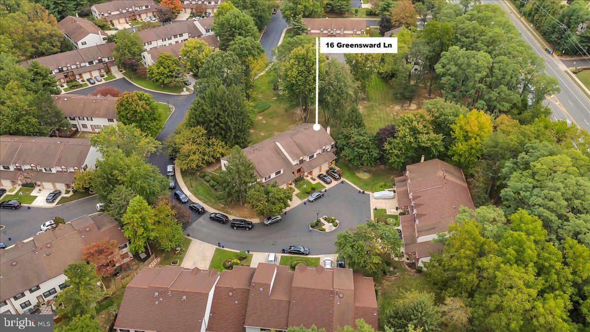 16 Greensward Ln