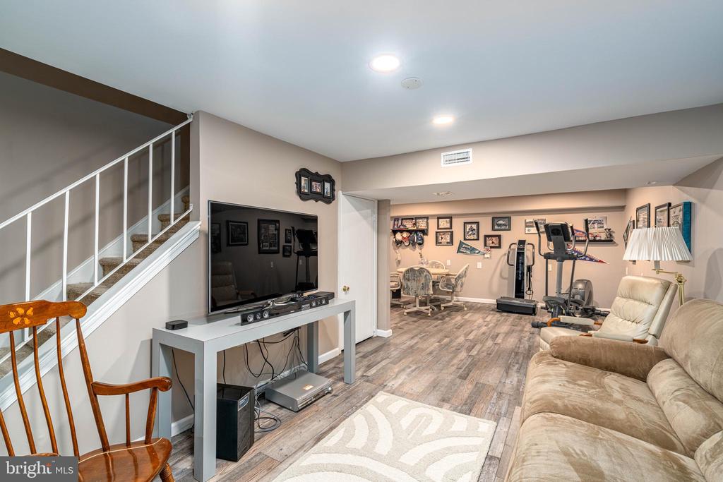 16 Greensward Ln