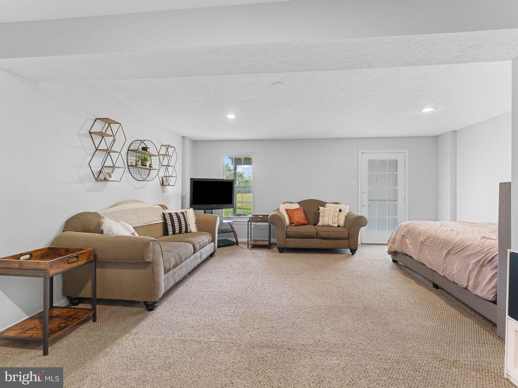 72 PEBBLE LANE
