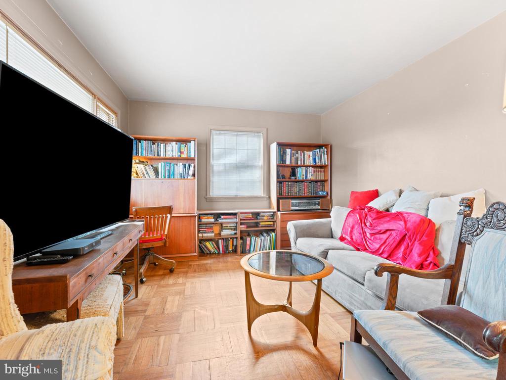 112 W Parkway Ave