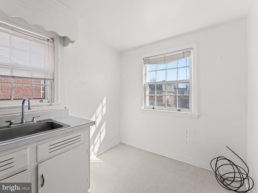 112 W Parkway Ave