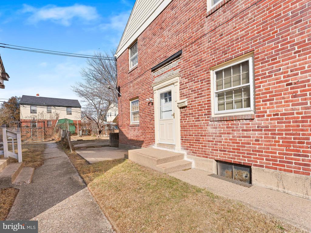 112 W Parkway Ave