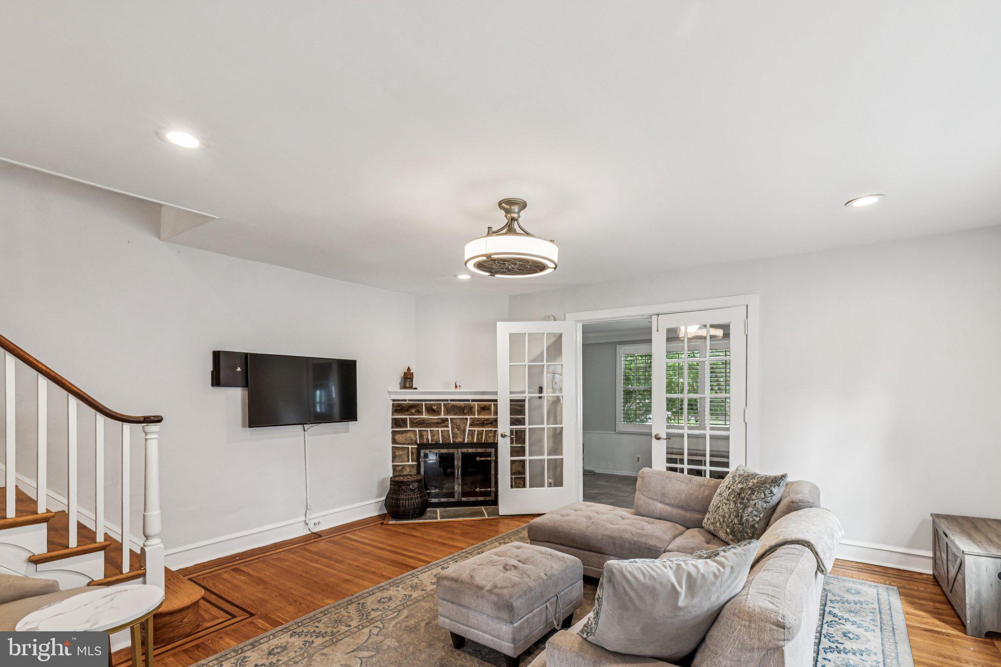 92 W PLUMSTEAD AVENUE