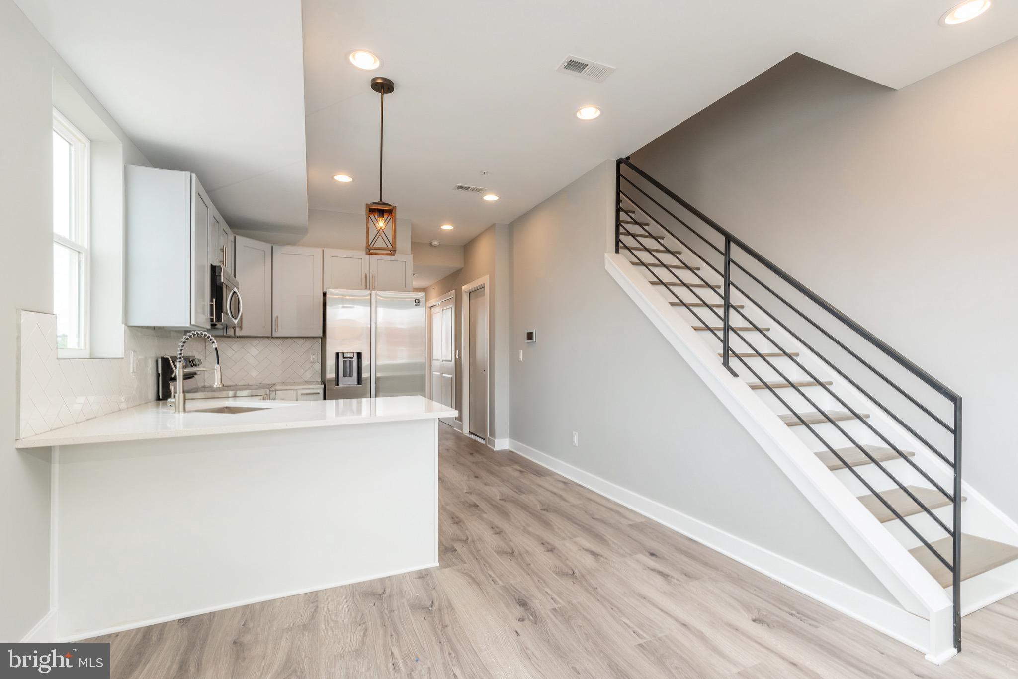 2729 W Glenwood Ave #B