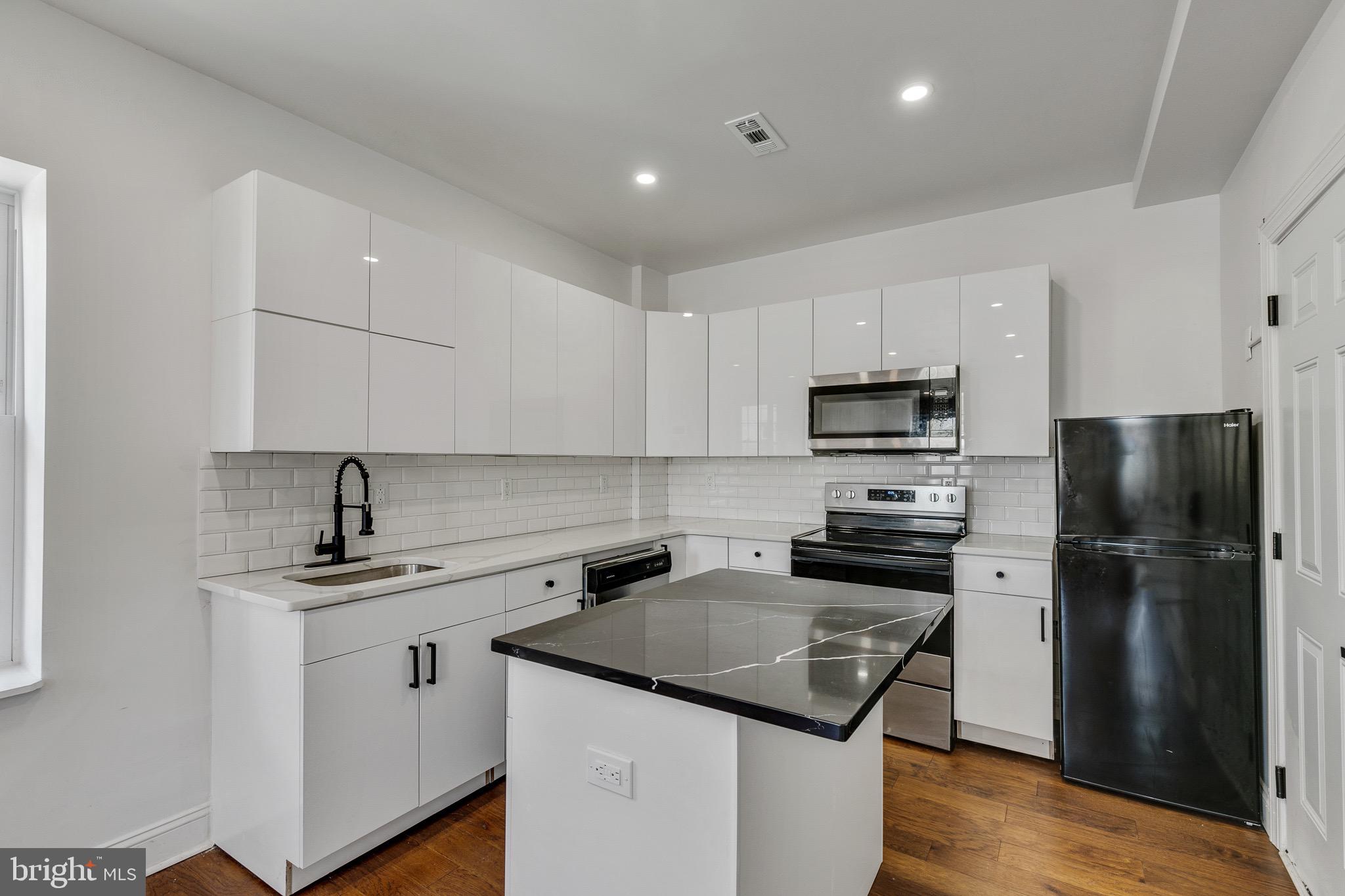 835 CORINTHIAN AVE #3