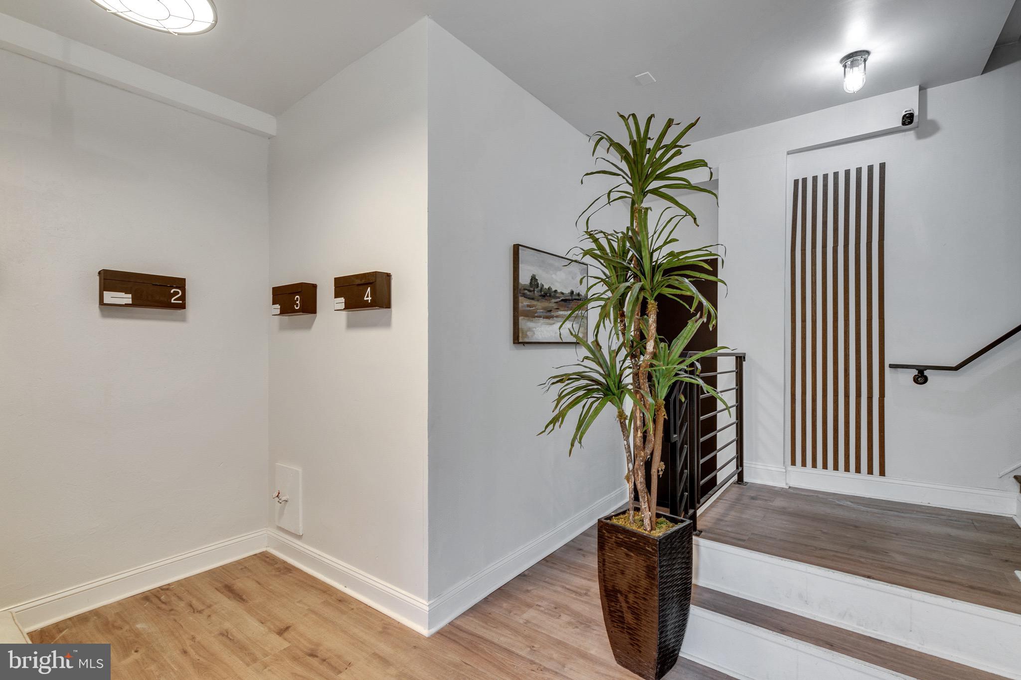 835 CORINTHIAN AVE #3