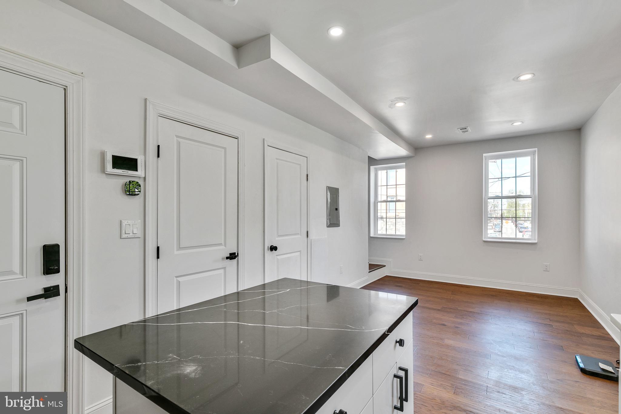 835 CORINTHIAN AVE #3