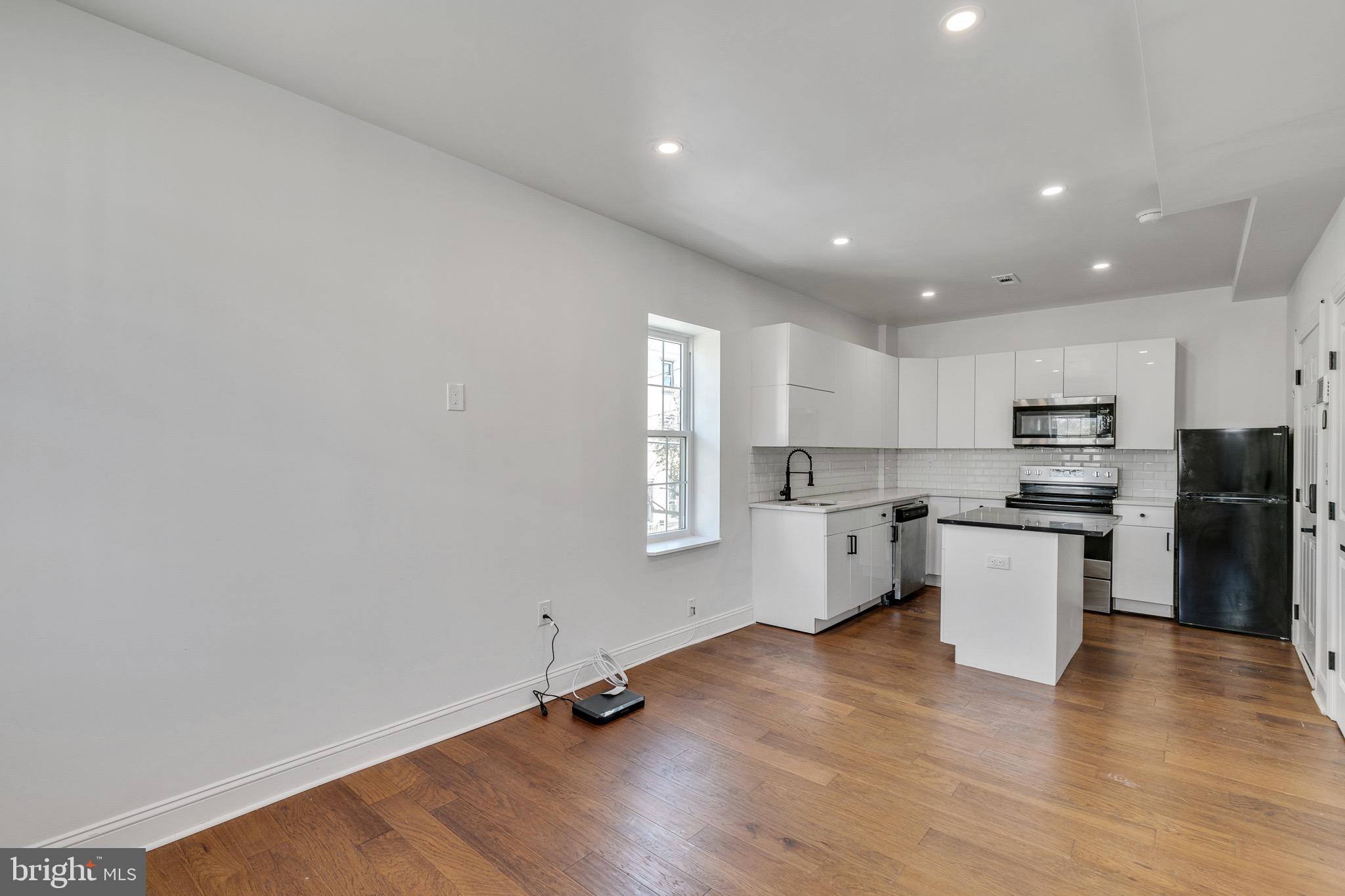 835 CORINTHIAN AVE #3