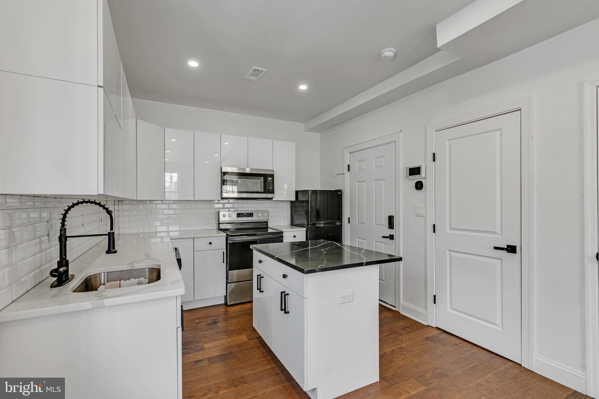 835 CORINTHIAN AVE #3