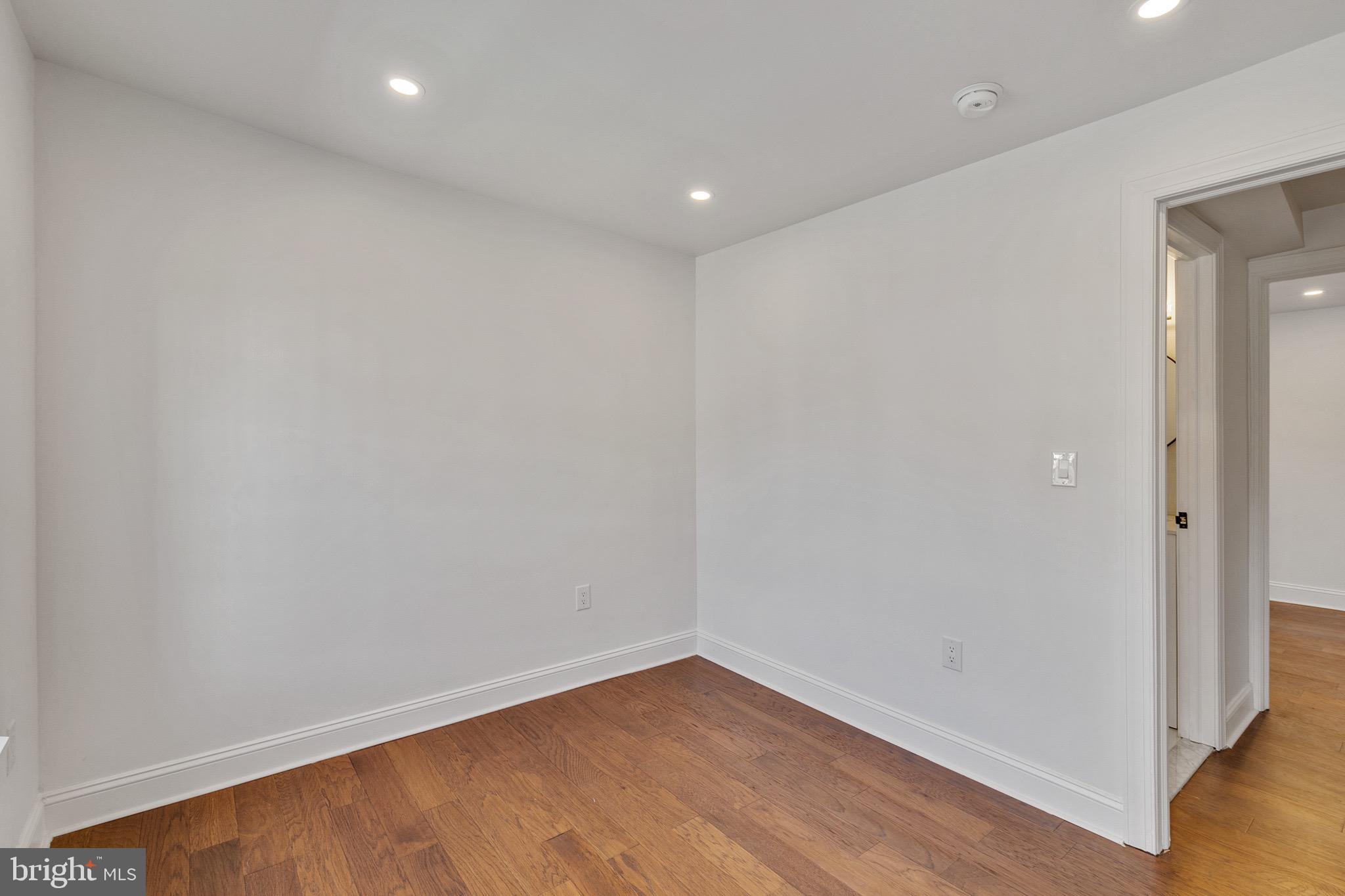 835 CORINTHIAN AVE #3