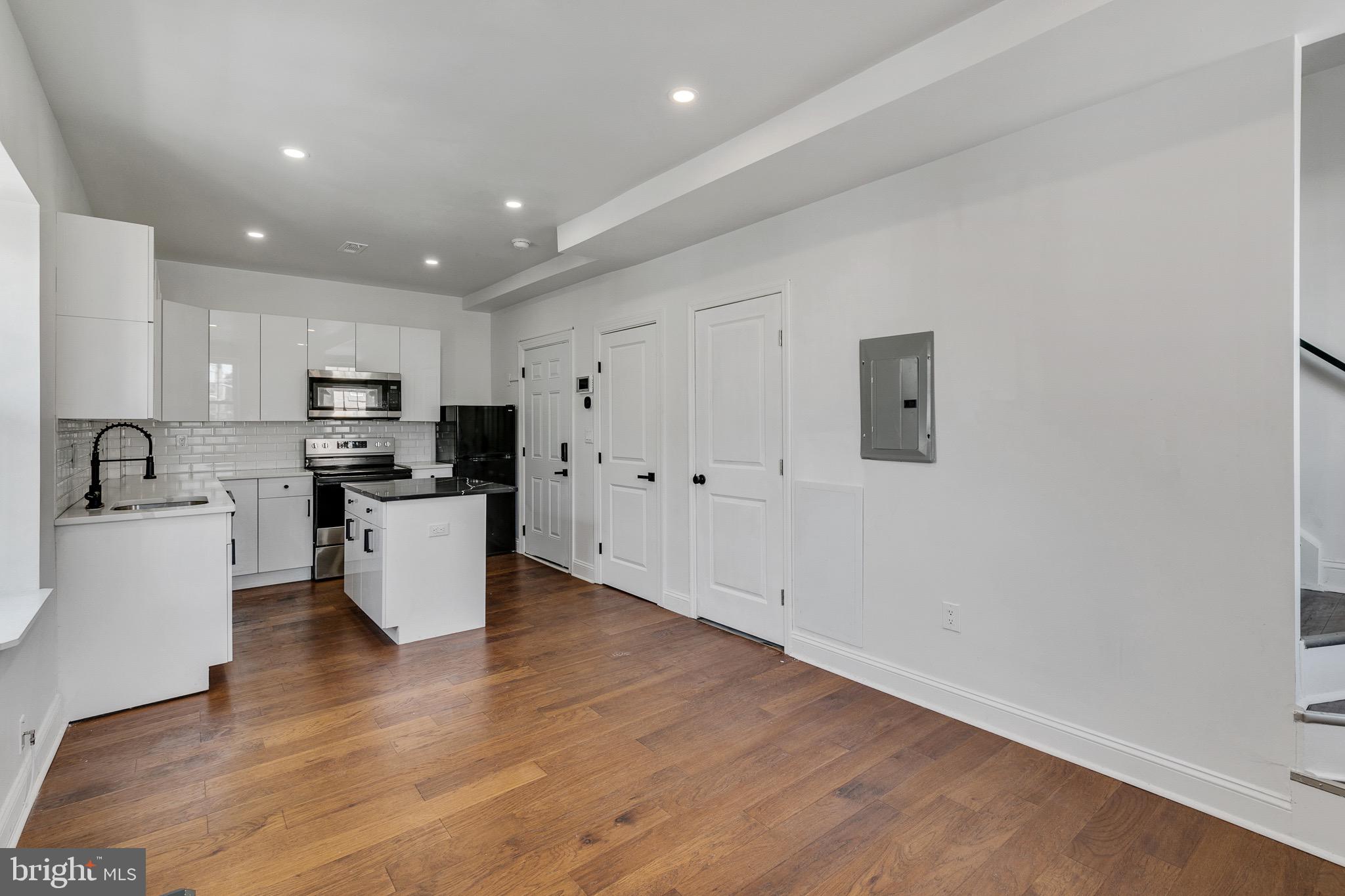 835 CORINTHIAN AVE #3