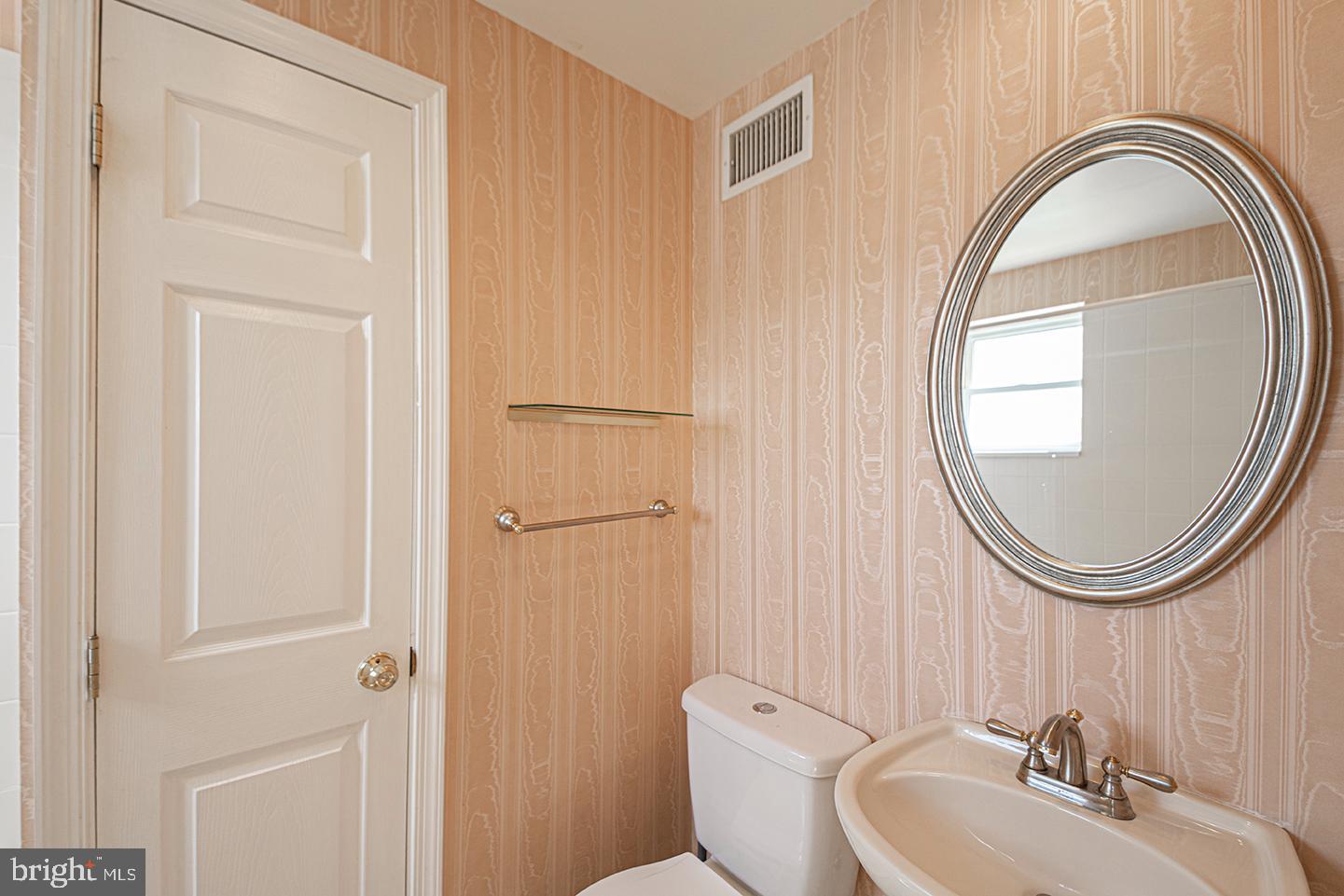 1635 E PASSYUNK AVE #2ND FLR