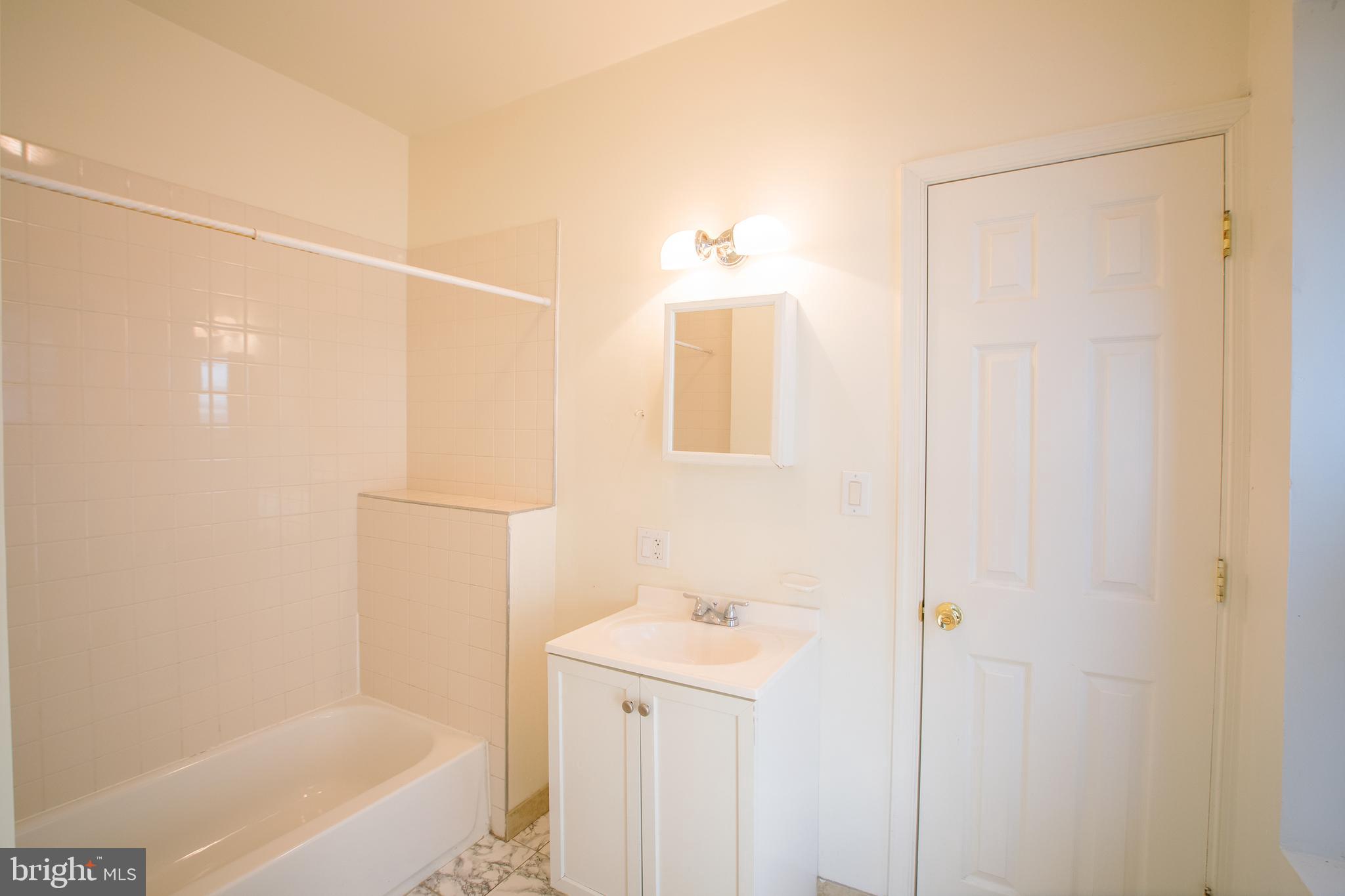 4244 SPRUCE ST #UNIT 3R