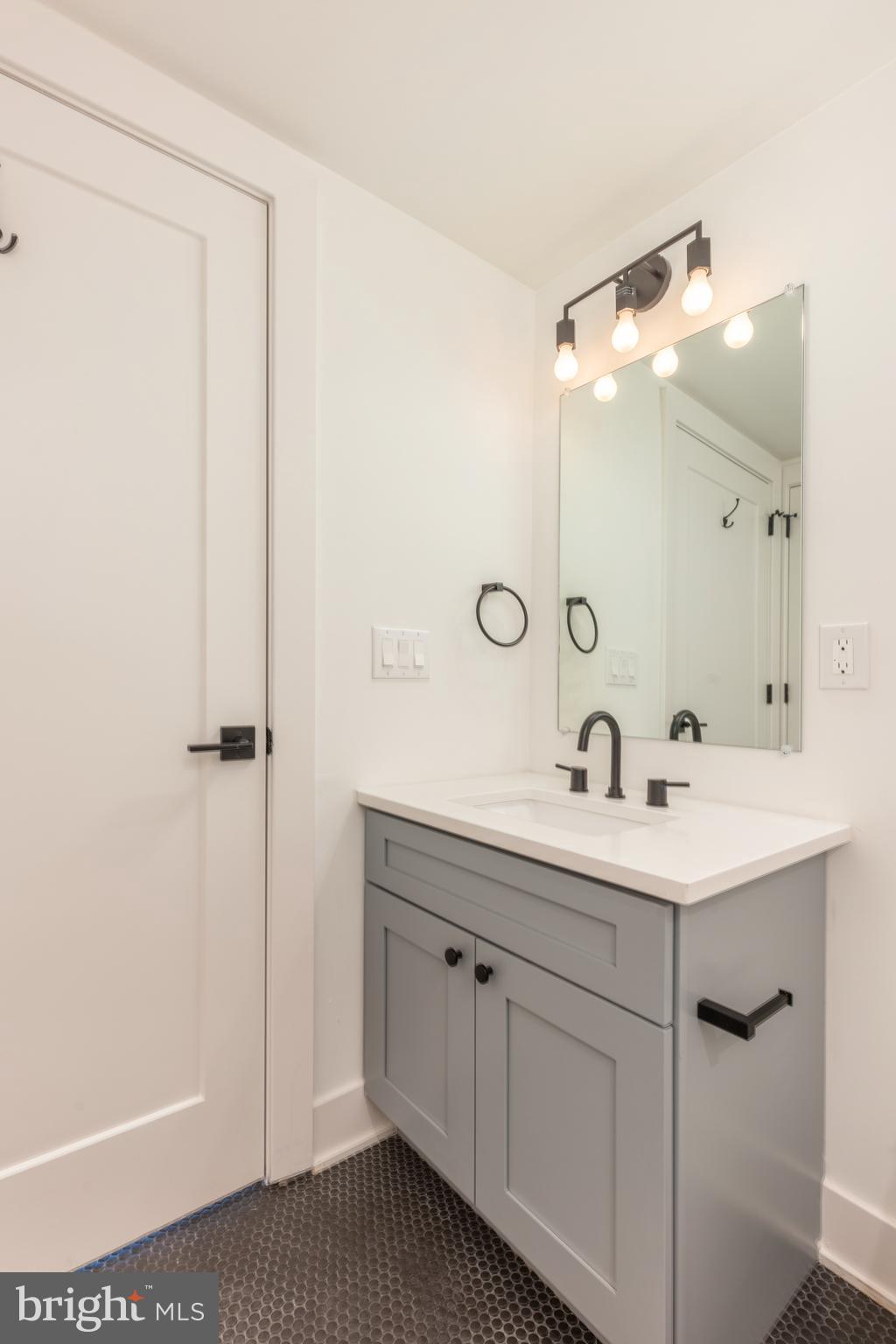 629 W GIRARD AVE #UNIT 402